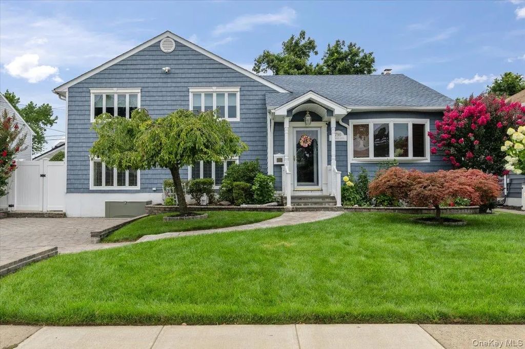 790 Wenwood Drive, East Meadow