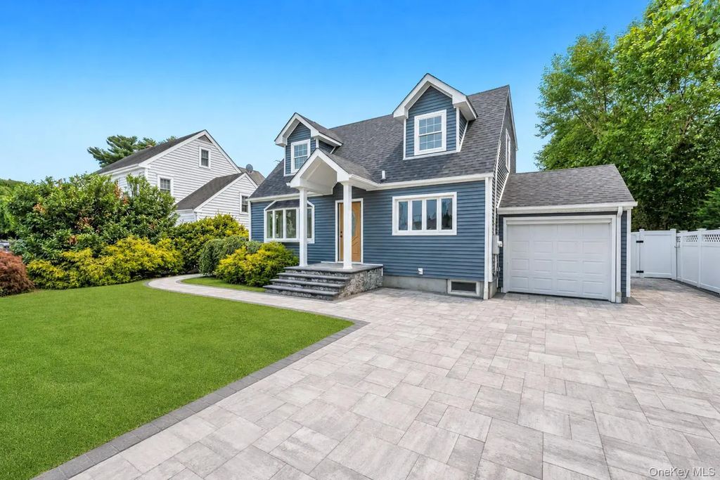 4 Hicks Circle, Hicksville