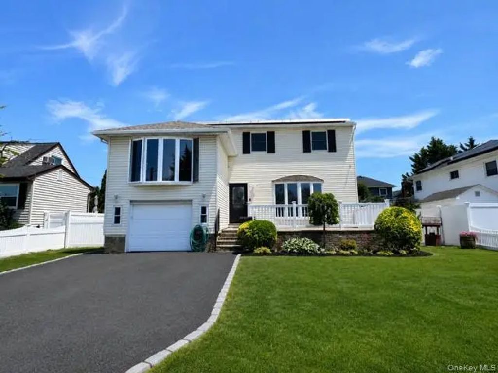 42 Marbourne Road, Bethpage