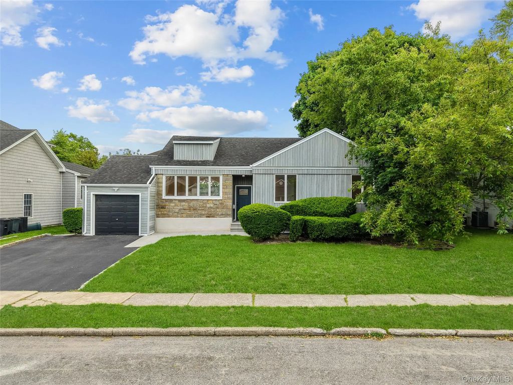31 Cail Drive, East Rockaway