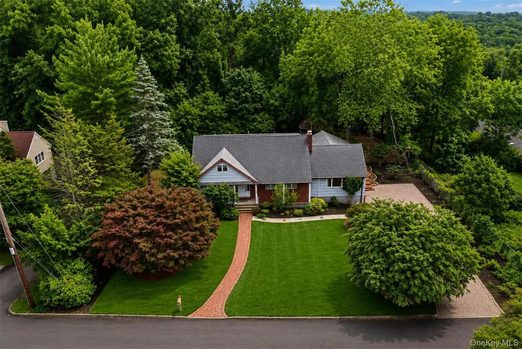 11 Hillside Court, Suffern