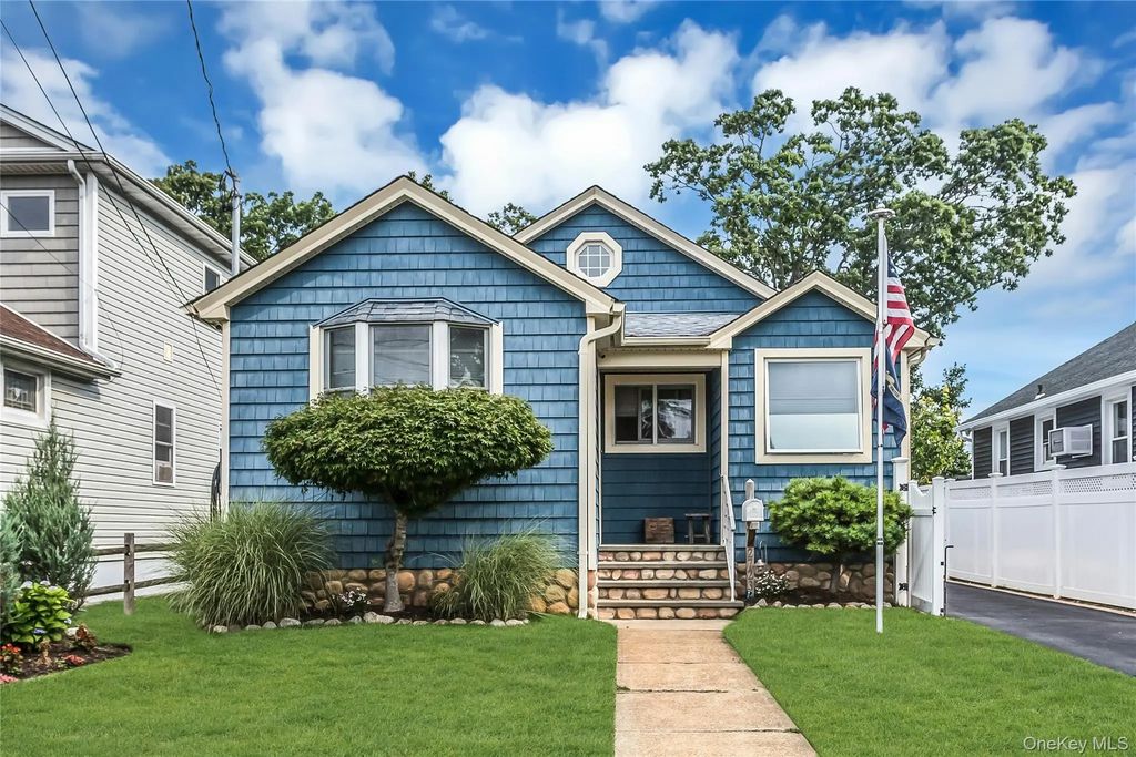 2723 Clarendon Avenue, Bellmore