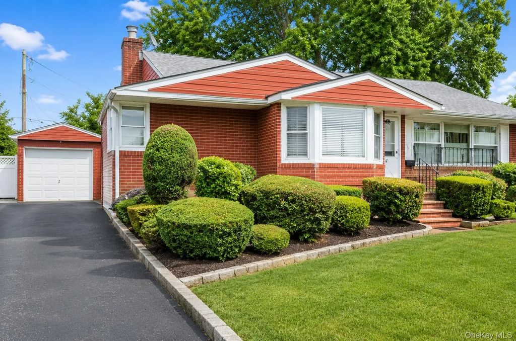 53 Berkshire Road, Hicksville