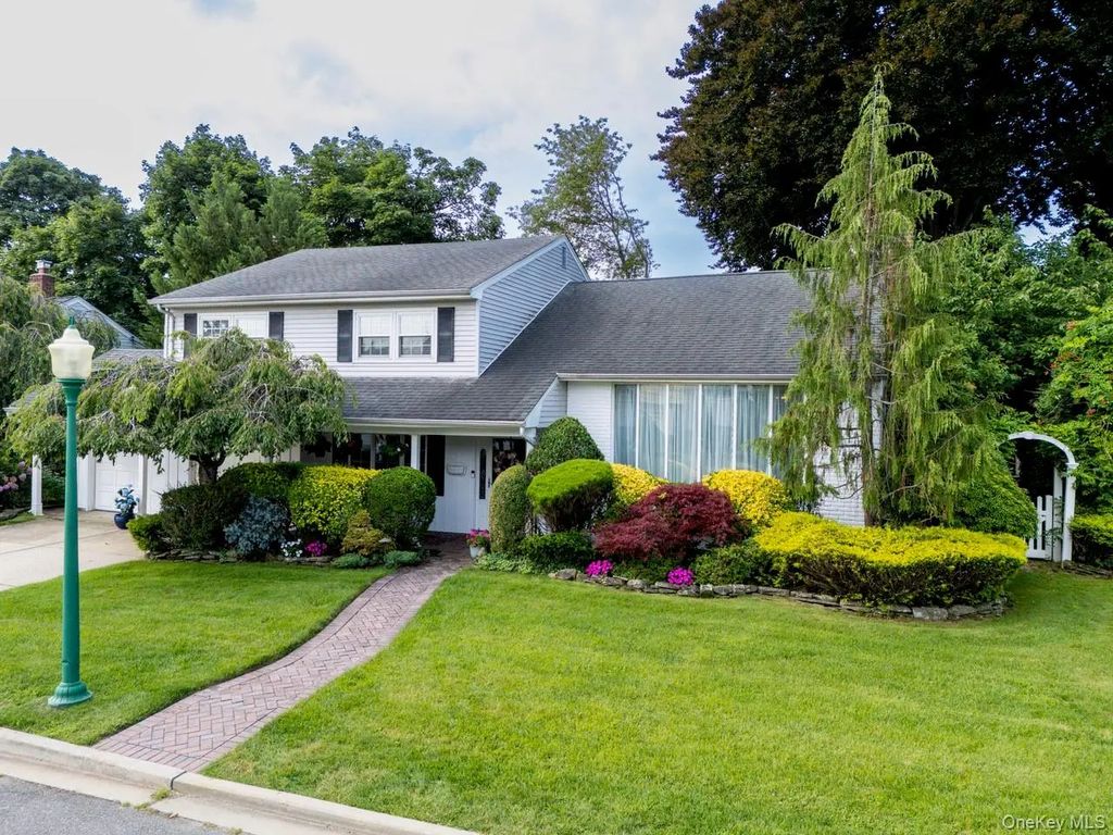 6 Huber Court, Rockville Centre