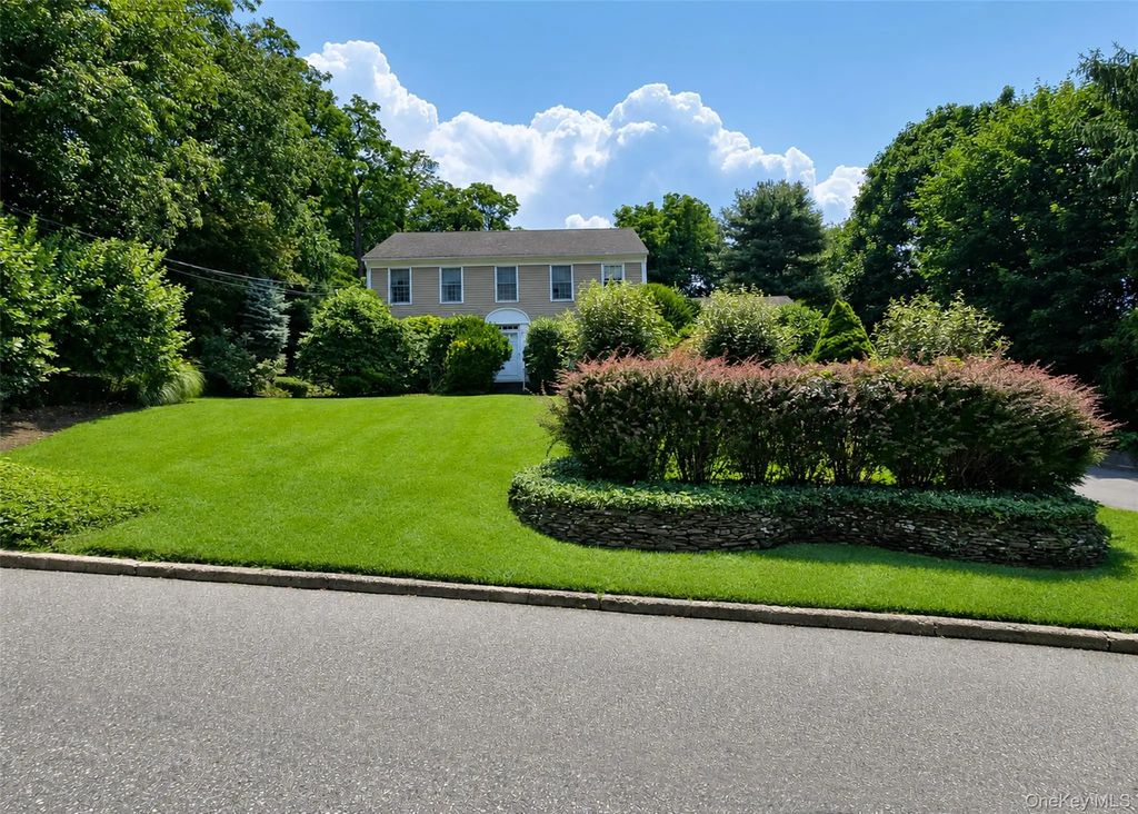 16 Woodhull Road, East Setauket