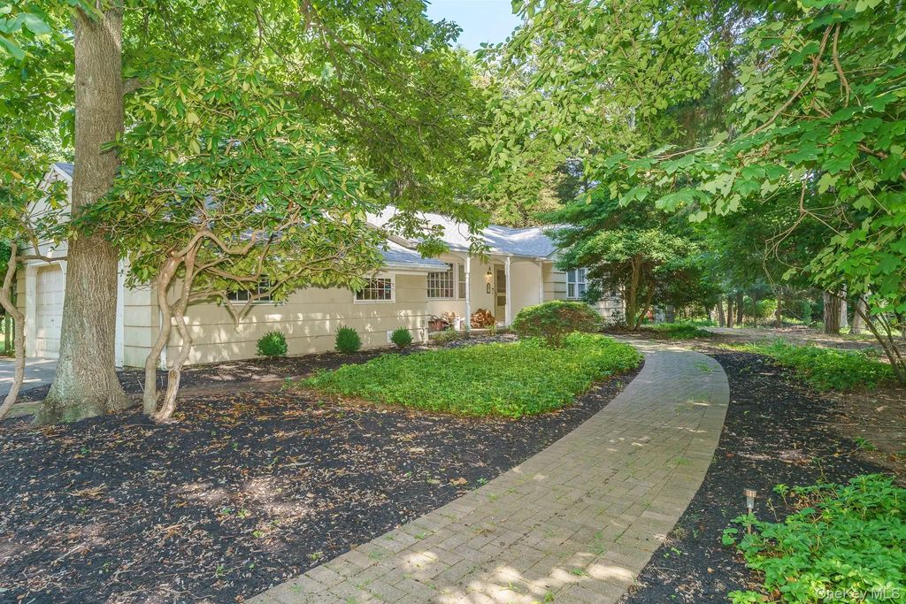 16 Landing Meadow Road, Smithtown