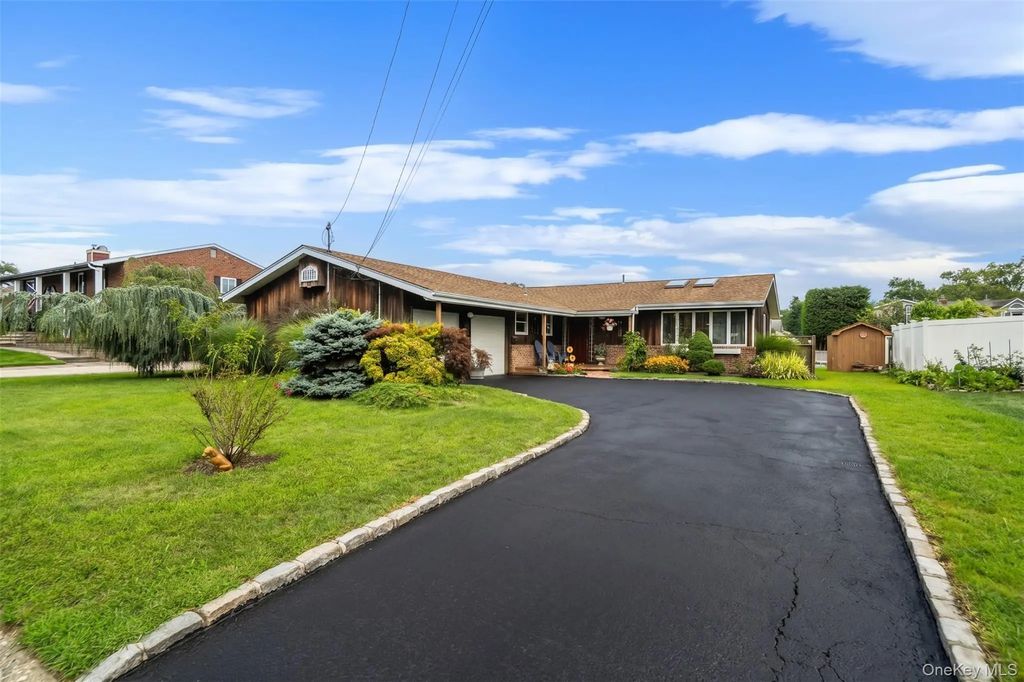 35 Fleets Point Drive, West Babylon