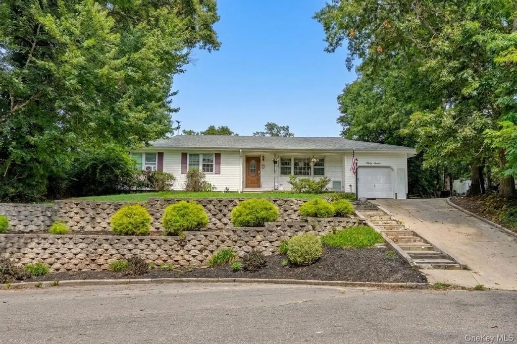 37 Black Locust Avenue, East Setauket