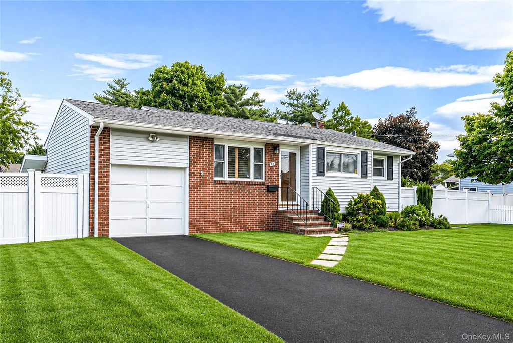 25 Merritt Street, Lindenhurst