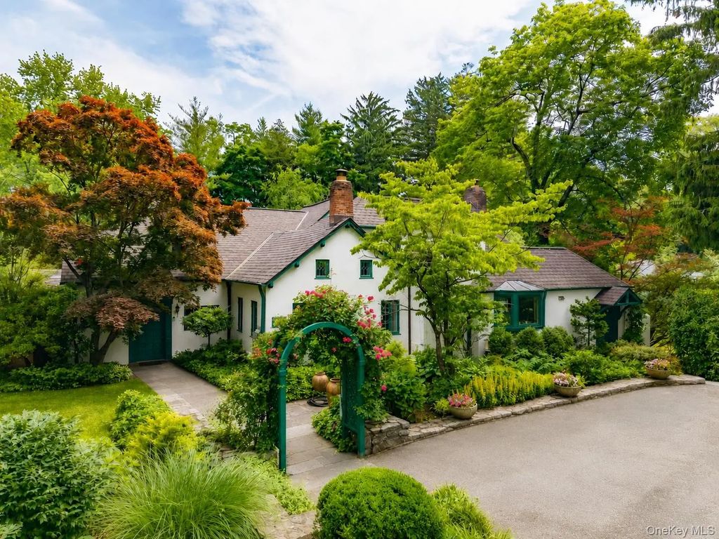 535 Woodlands Road, Harrison