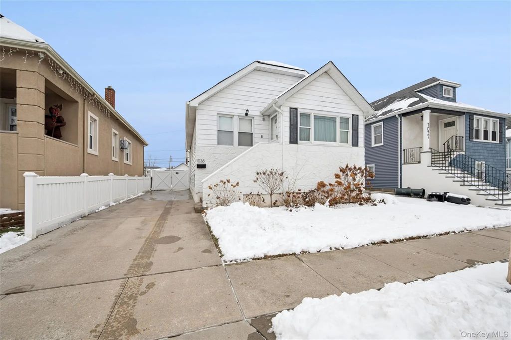 1038 Traymore Boulevard, Island Park
