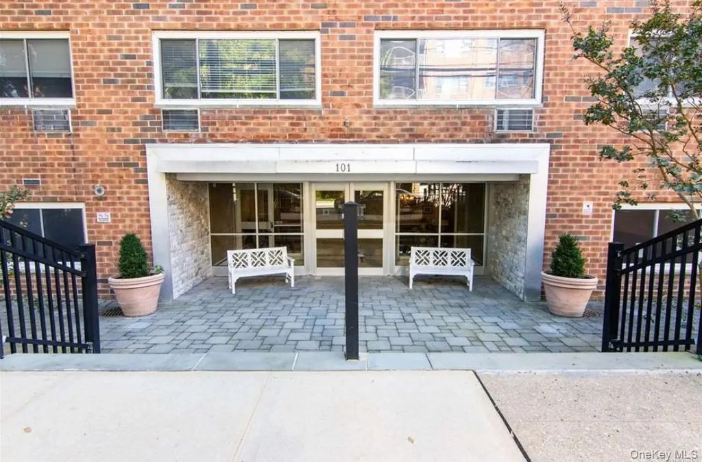 101 Clinton Avenue 1l, Mineola