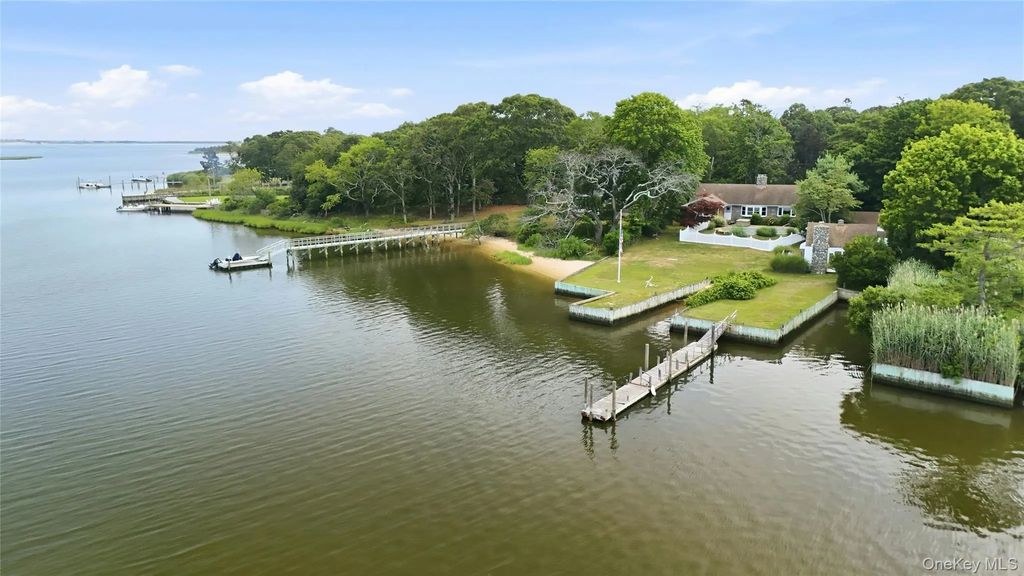 31 Tuthill Point Road, East Moriches