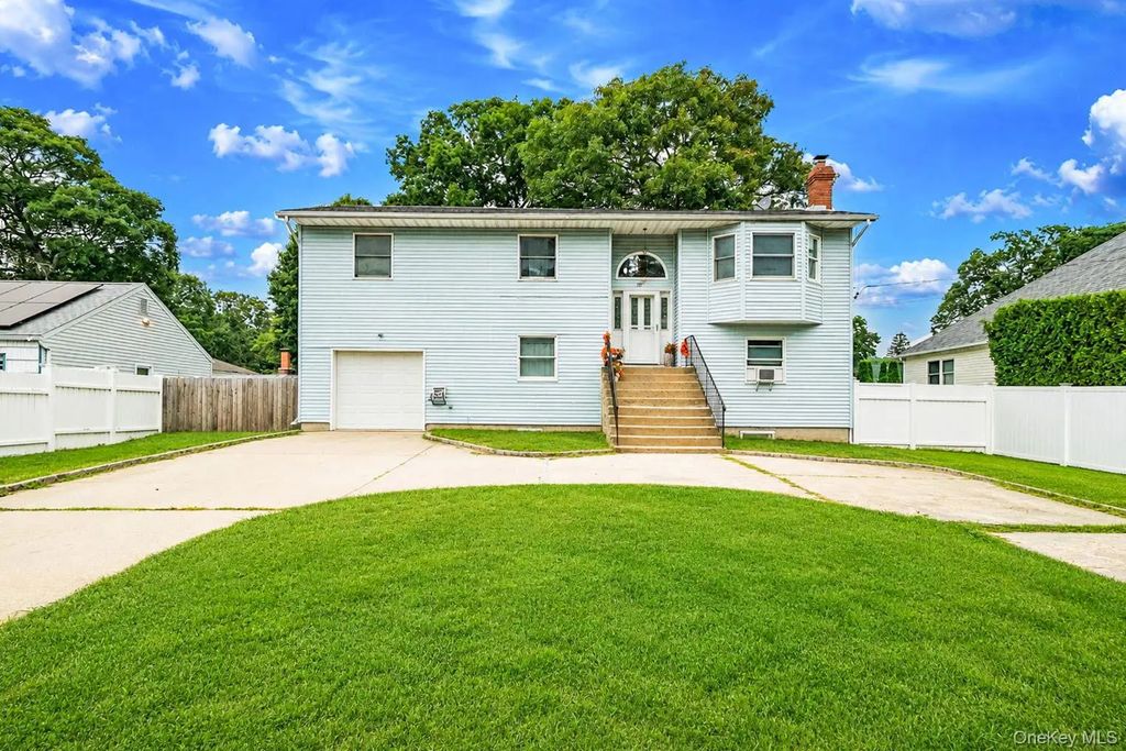 107 Cedar Oaks Avenue, Farmingville