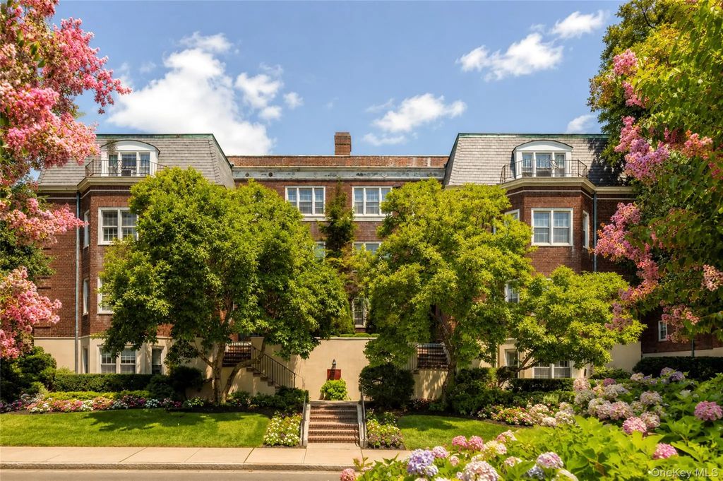 2 Chateaux Circle # 2e, Scarsdale