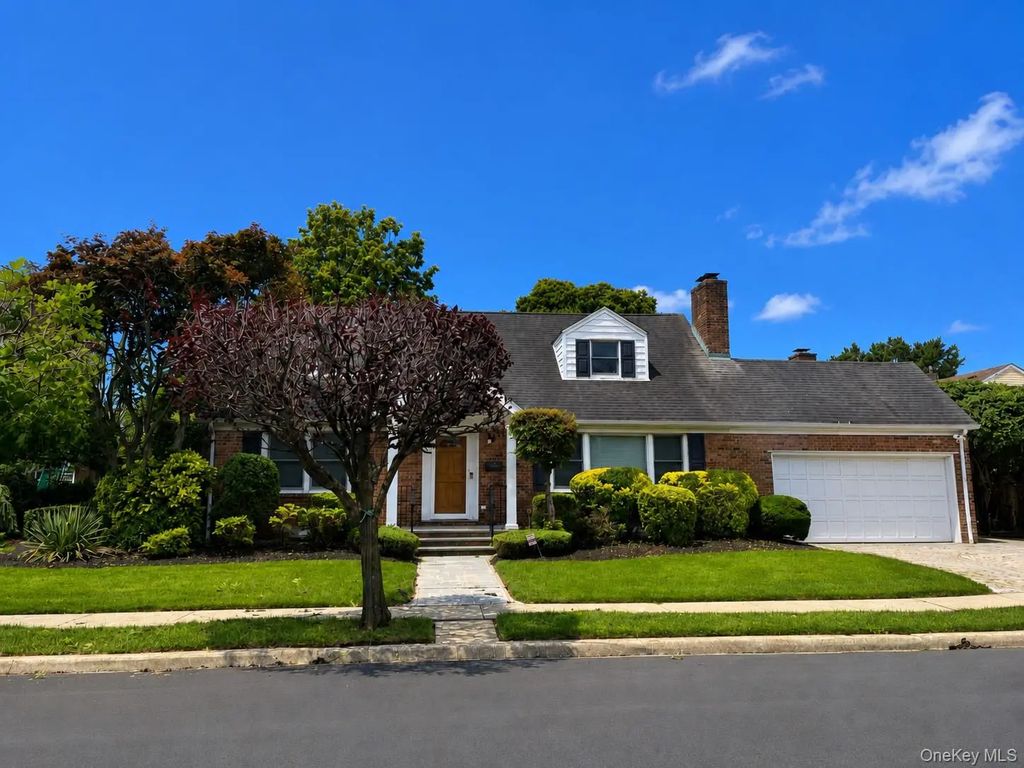 126 Hillside Avenue, Manhasset