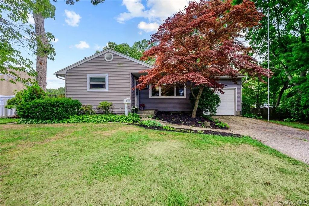 3 Ronald Lane, Sayville