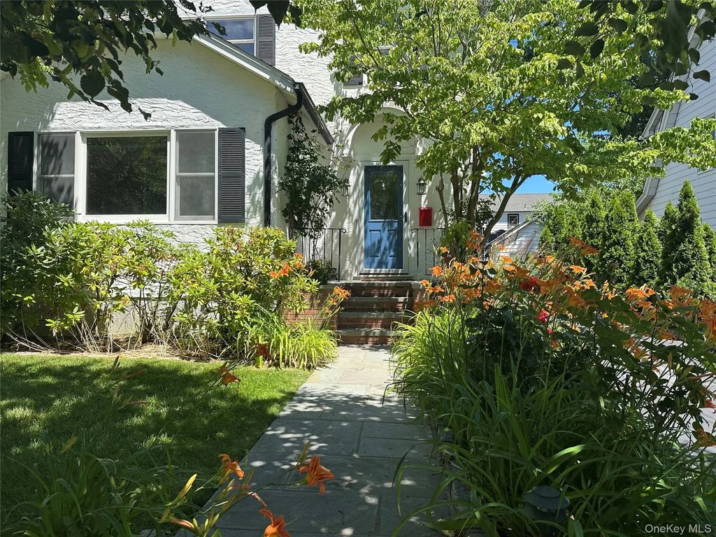 17 Cypress Avenue, Port Washington