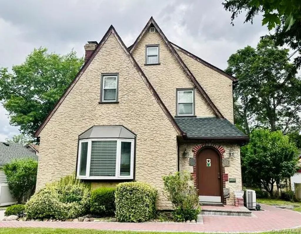 25511 Iowa Road, Great Neck
