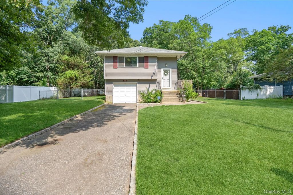 417 Winters Drive N, Mastic