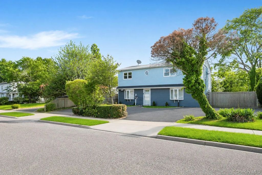 46 Stone Lane, Levittown