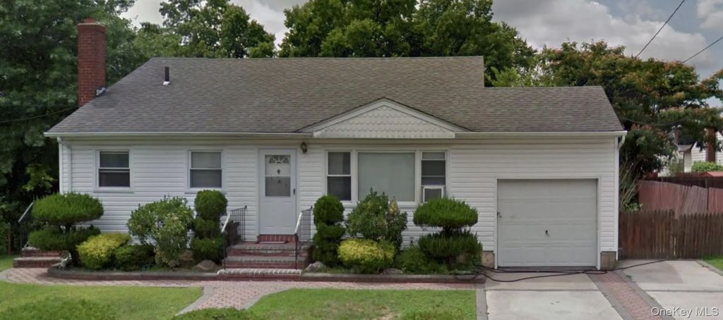 187 Urban Avenue, Westbury