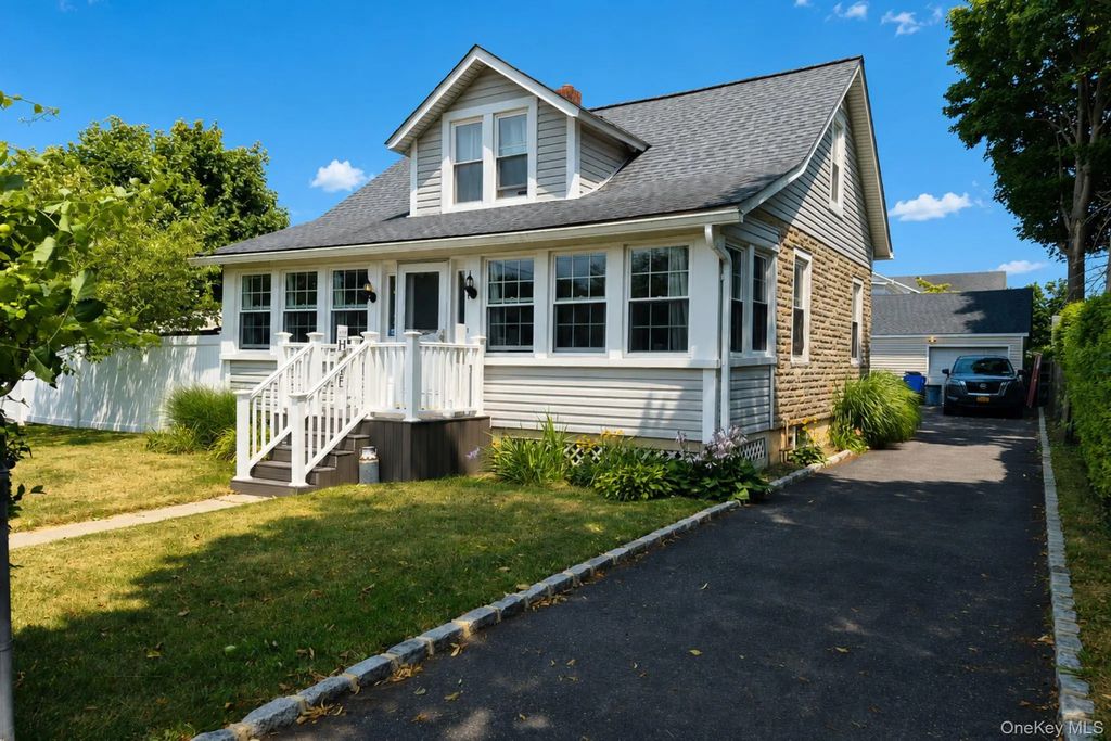 185 Ferndale Boulevard, Islip