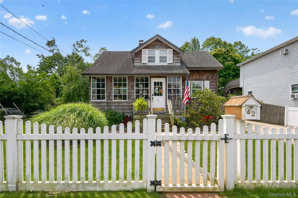 42 Cedar Street, Islip