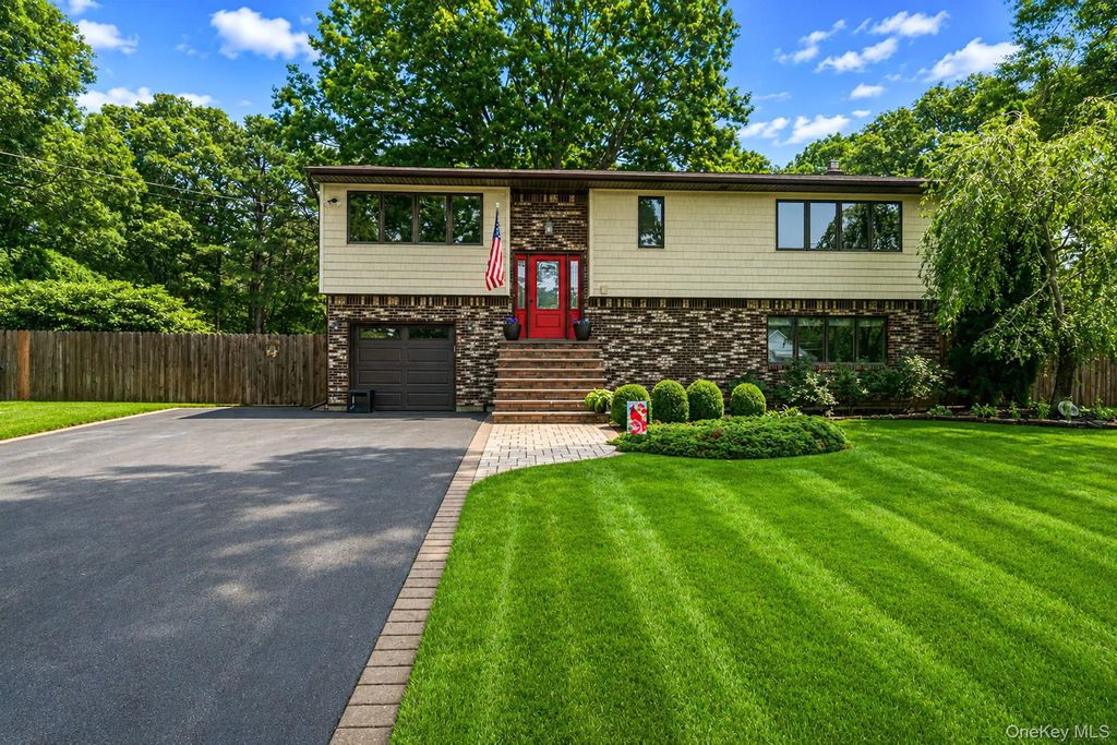 411 Robinson Avenue, East Patchogue
