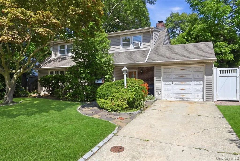 66 N Emerson Avenue, Copiague