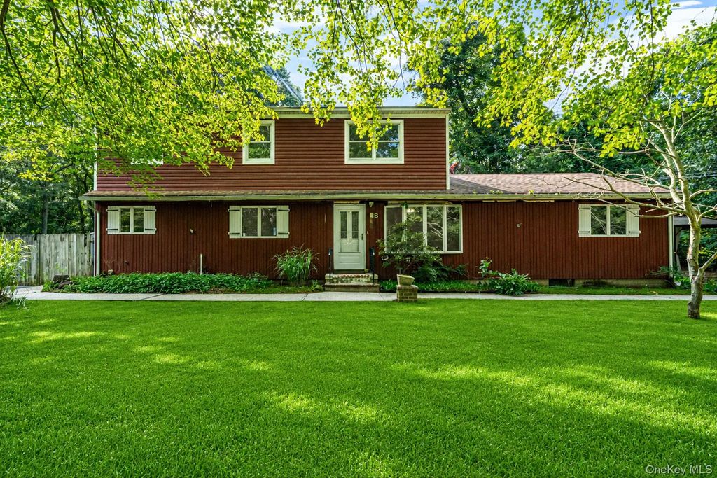 8 Swezey Lane, Middle Island