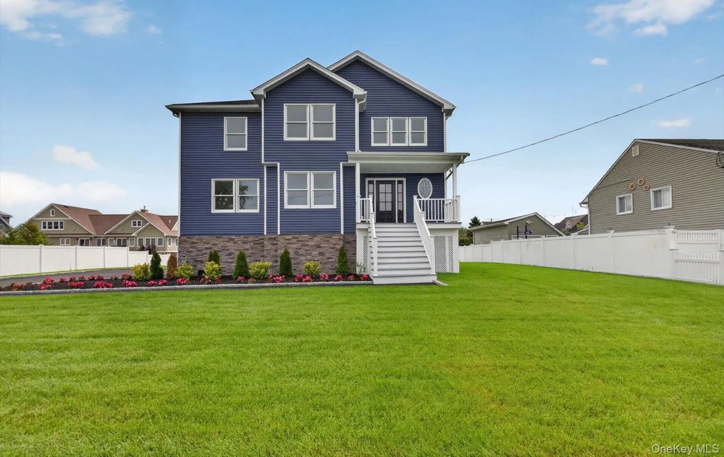 851 W Bay Drive, West Islip