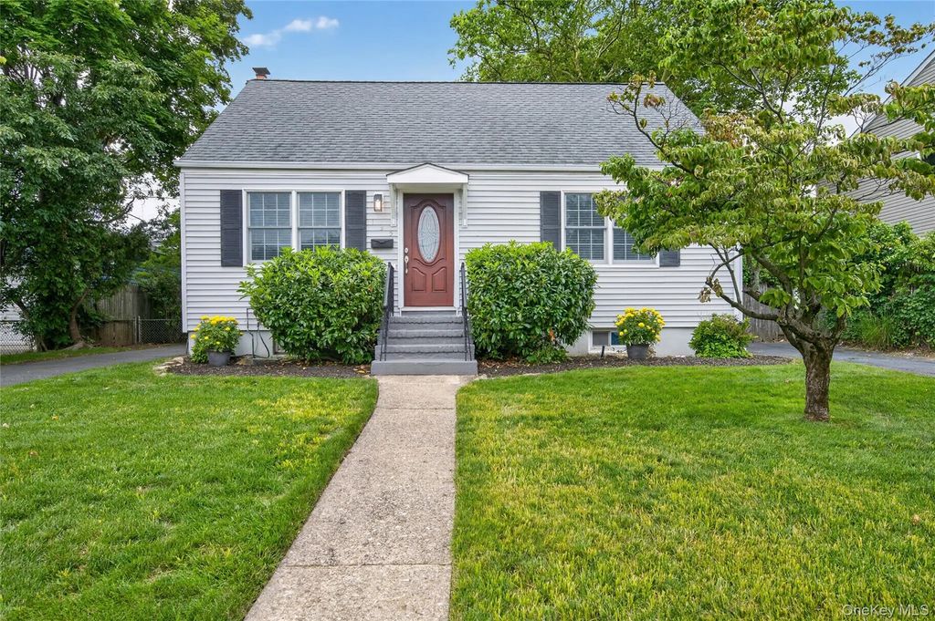 135 N Wantagh Avenue, Levittown