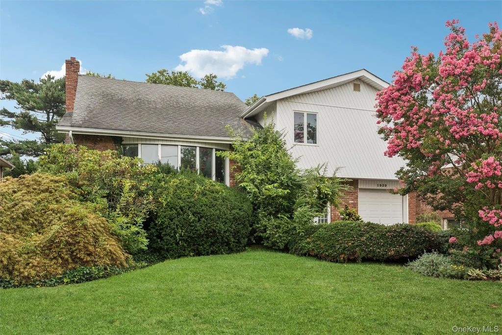 1939 Leonard Lane, Merrick