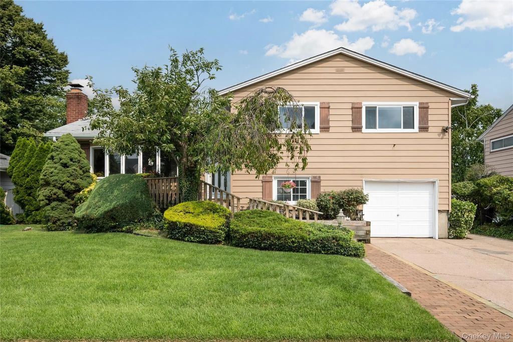 10 Primrose Avenue, Hicksville