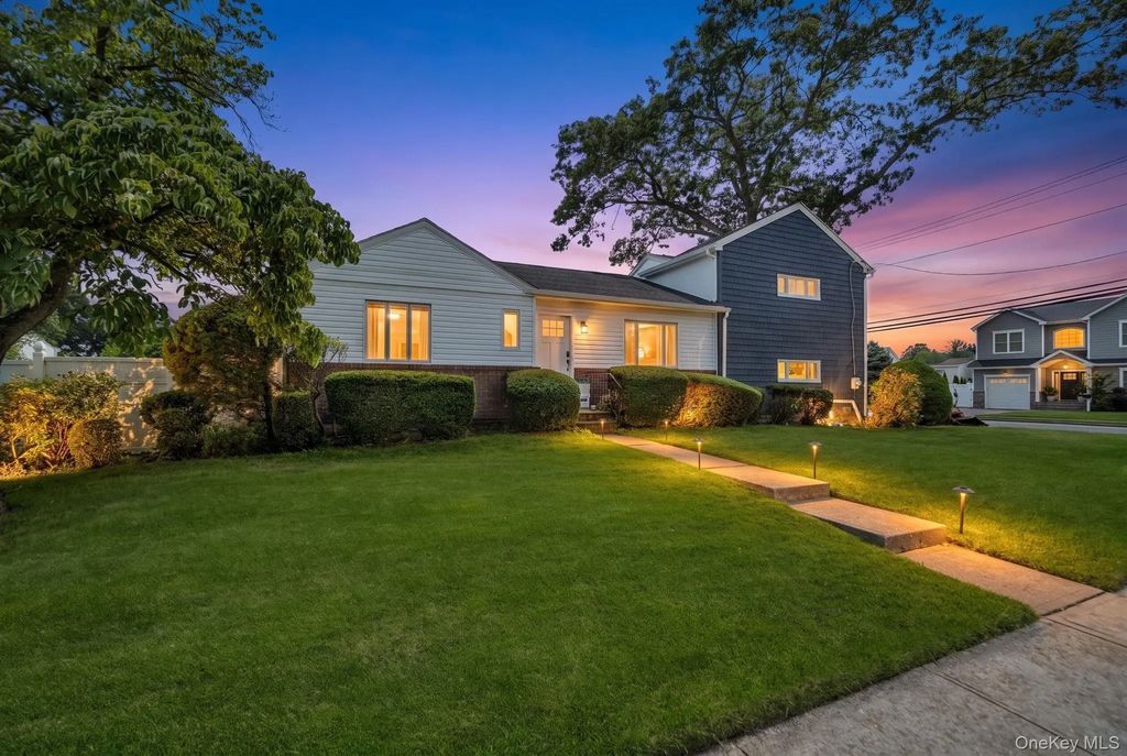 1980 Cameron Avenue, Merrick
