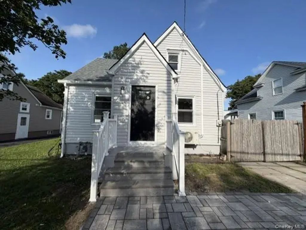 60 Center Avenue, Bay Shore