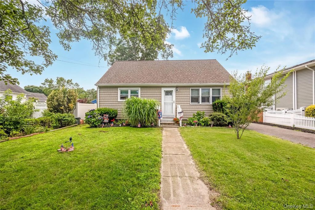 413 S 8th Street, Lindenhurst