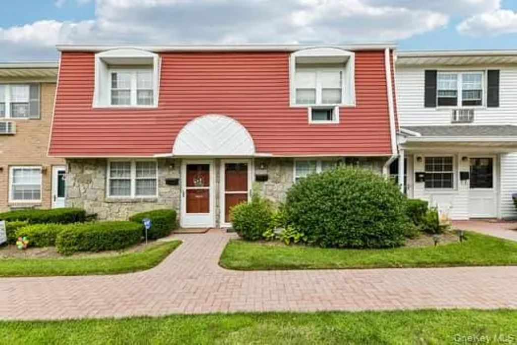 15 Springwood Drive, North Babylon