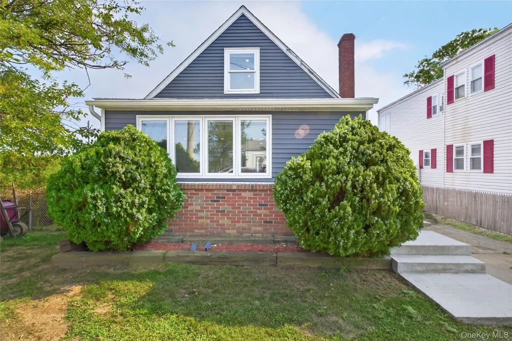 16 Dewey Street E, East Rockaway