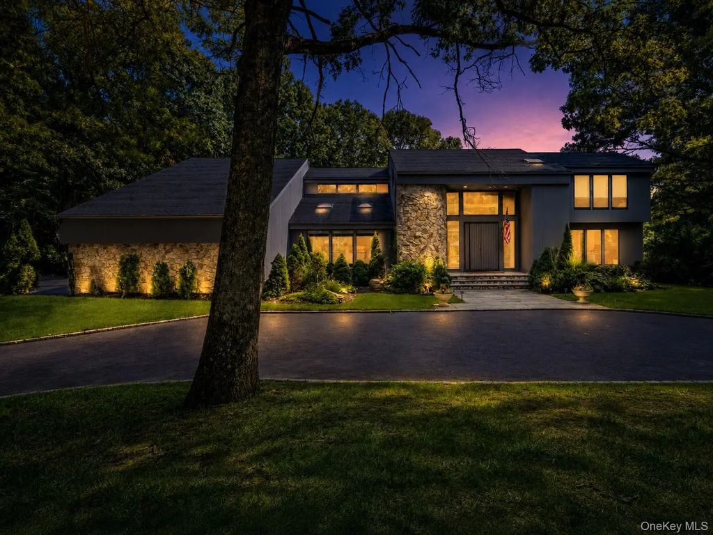 6 Fox Hunt Court, Huntington