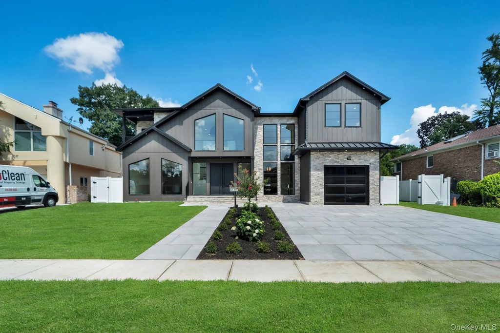 1931 Stratford Drive, Westbury