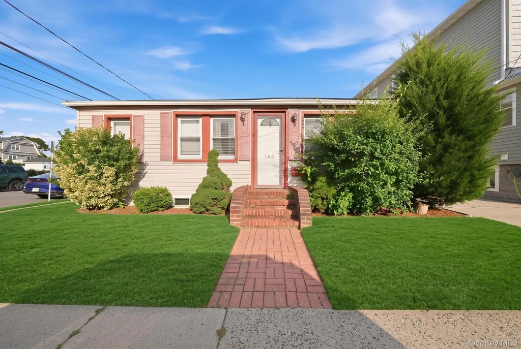 162 Baisley Avenue, East Rockaway