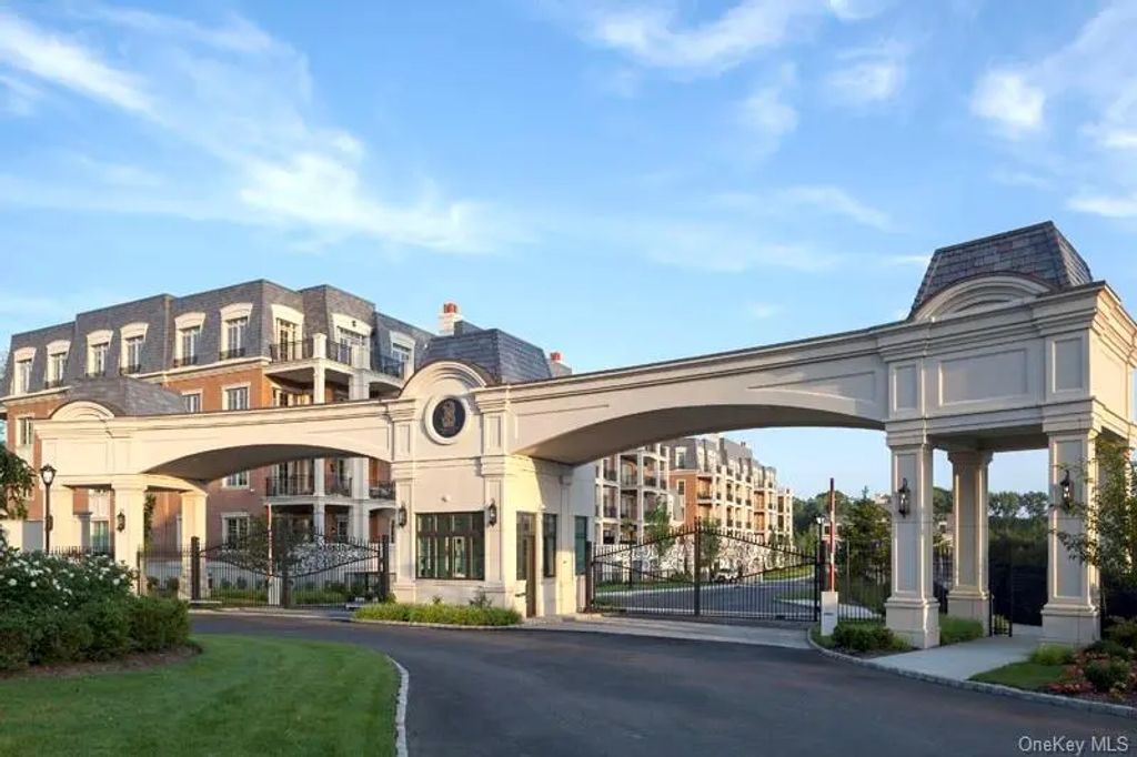 6000 Royal Court # 6204, North Hills