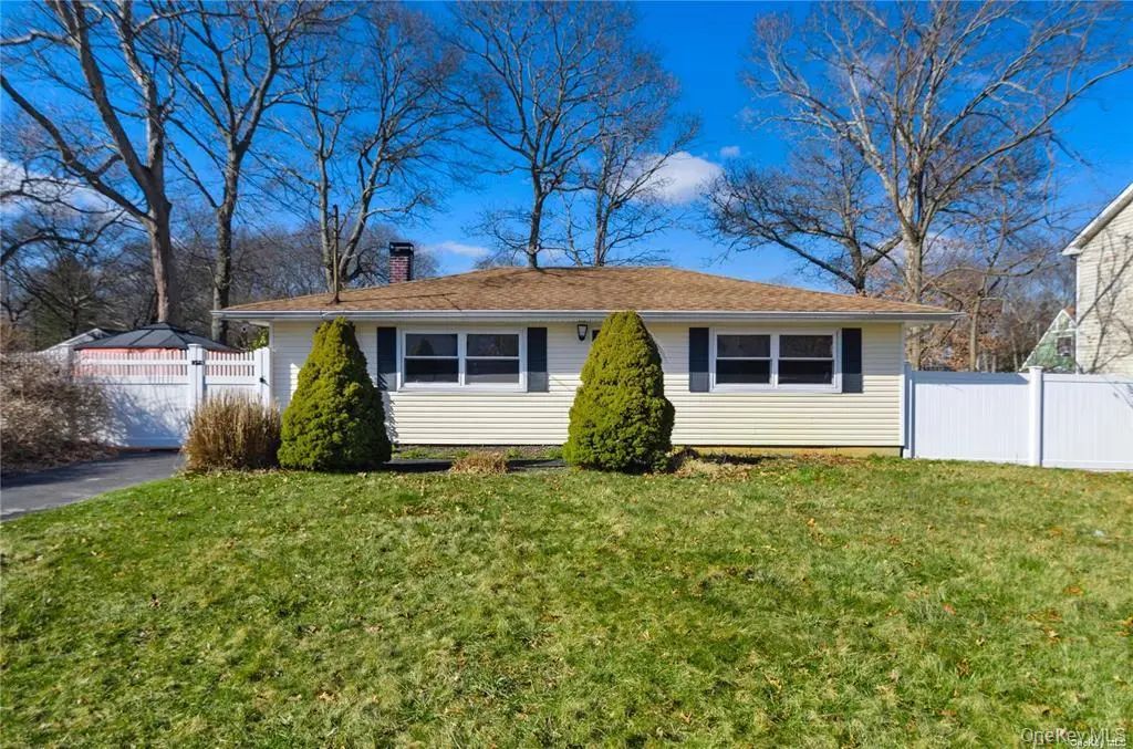 117 Main Avenue, Mastic
