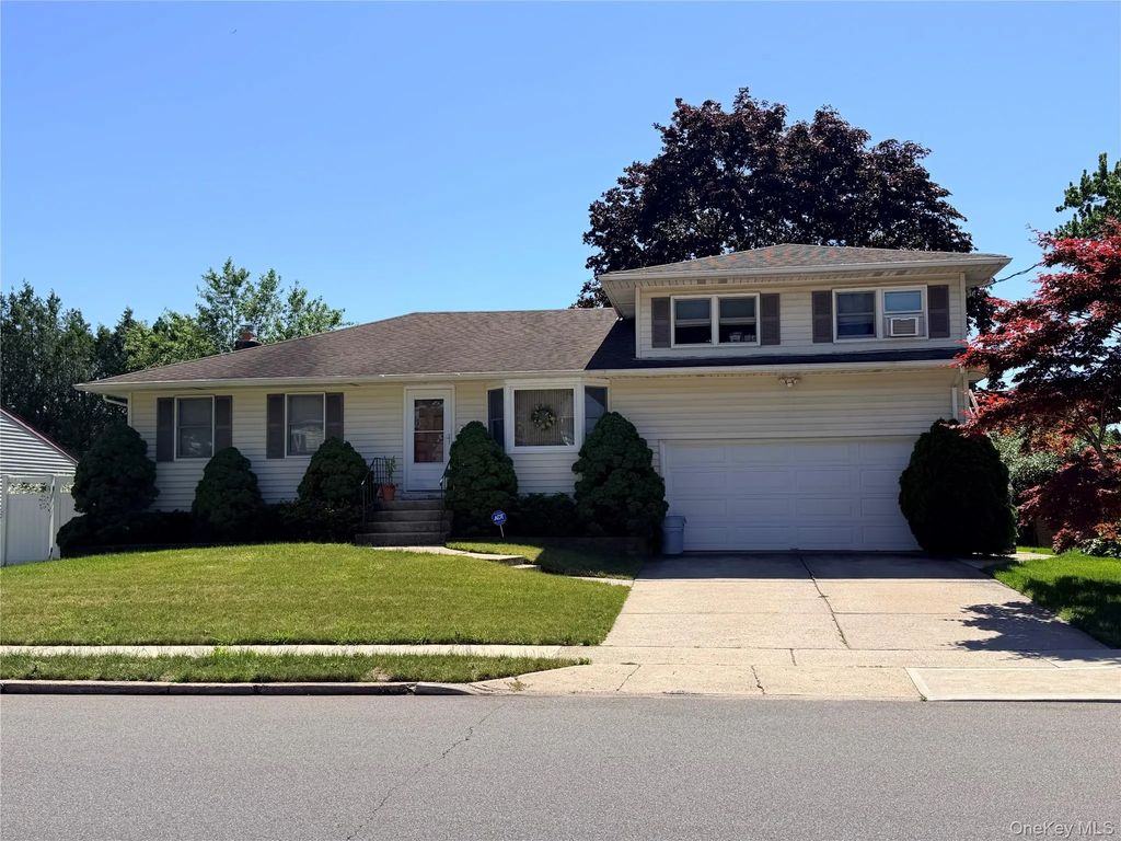 381 N Monroe Avenue, Lindenhurst