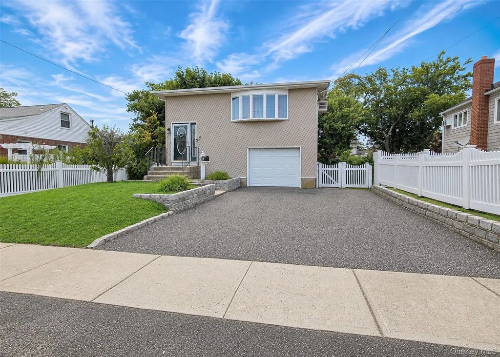 11 Farragut Avenue, Lindenhurst