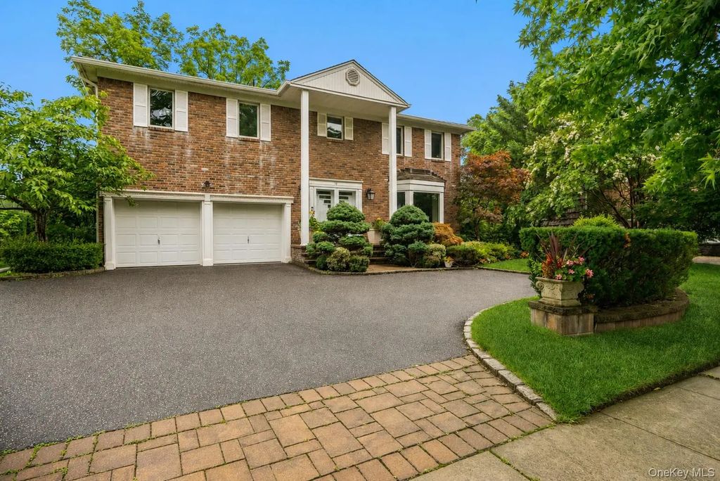 15 Hunt Court, Roslyn