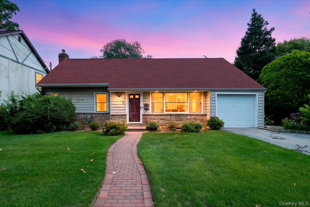 52 Woods Avenue, Malverne