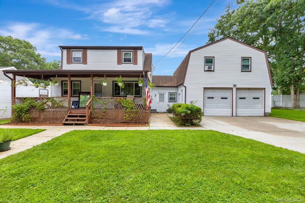 46 Pentmoor Drive, Mastic